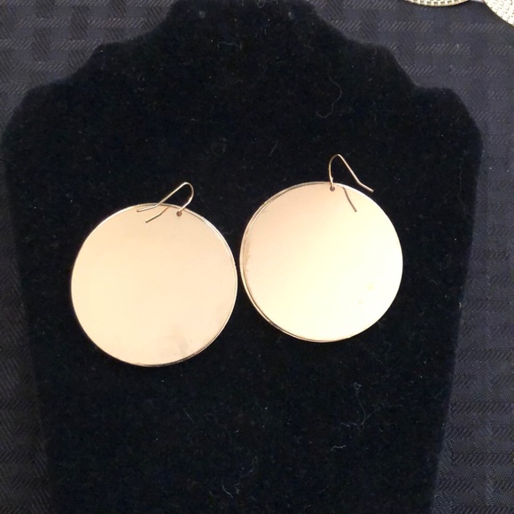 Set of oversized earrings in gold tone. - Picture 5 of 8